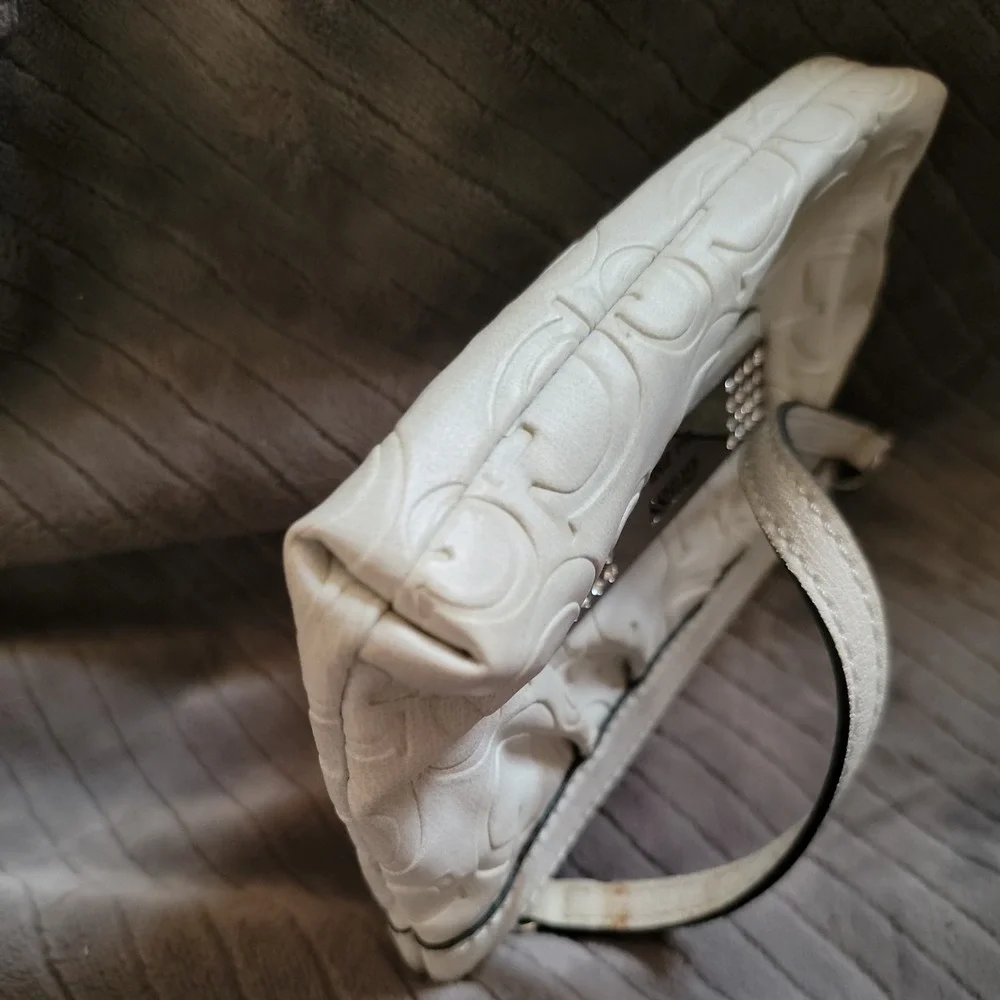 Guess White Wristlet Small Clutch Purse Faux‎ Leather Zip Bag 💼🤍